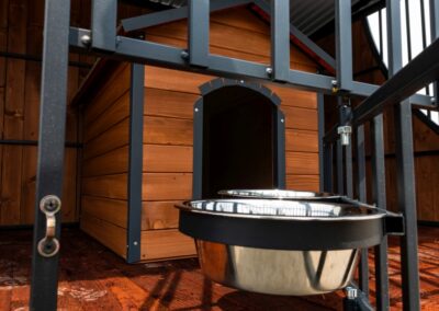 Uchwyt na miski w kojcu