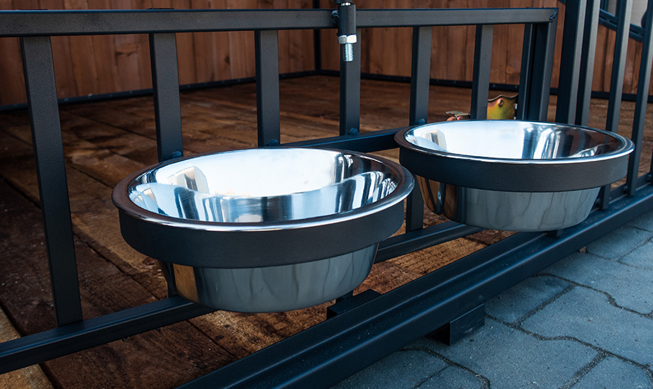 Obrotowy uchwyt na miski do kojca