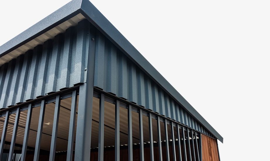 Okucia boczne, dachowe oraz wiatrołap w kojcu