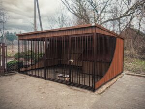 Kojec dla psa o wymiarach 4x2,5m dla dużego lub średniego psa. Kolorystyka kojca: Orzech + Brąz Maga