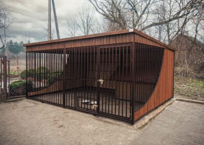 Kojec dla psa o wymiarach 4x2,5m dla dużego lub średniego psa. Kolorystyka kojca: Orzech + Brąz Maga