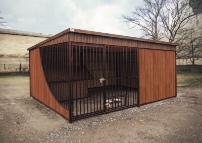 Kojec dla dużego lub średniego psa z częściowo zabudowaną przednią ścianą.