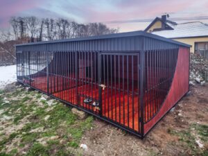 Kojec dla psów o wymiarach 6x3m. Przeznaczony dla dwóch psów o średniej lub dużej wysokości.