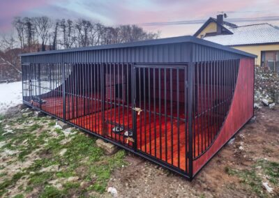 Kojec dla psów o wymiarach 6x3m. Przeznaczony dla dwóch psów o średniej lub dużej wysokości.