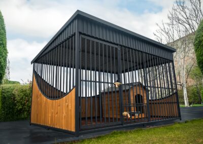 Kojec dla psa o wymiarach 2,9x2m z odeskowanymi ścianami w kształcie łuku Evo