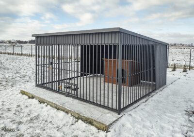 Kojec dla psa o wymiarach 3x3 w kolorze grafit ze ścianami odeskowanymi w kolorze grafit 1