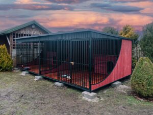 Kojec dla dwóch psów z budami, podłogą, ścianą działową oraz rynnami Flame