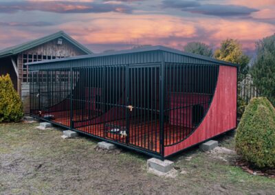 Kojec dla dwóch psów z budami, podłogą, ścianą działową oraz rynnami Flame