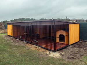 Kojec dla psów ze schowkiem o łącznych wymiarach 8x3m Dacza 1