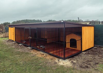 Kojec dla psów ze schowkiem o łącznych wymiarach 8x3m Dacza 1