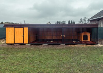 Kojec dla psów ze schowkiem o łącznych wymiarach 8x3m Dacza 3
