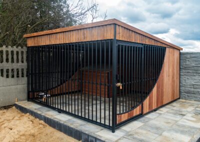 Kojec dla psa o wymiarach 3x3m z furtką na prawej ścianie 1