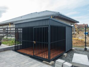 Kojec dla psa 2,5x2,5m z podłogą, częściowo zabudowany, kolor grafit Novi