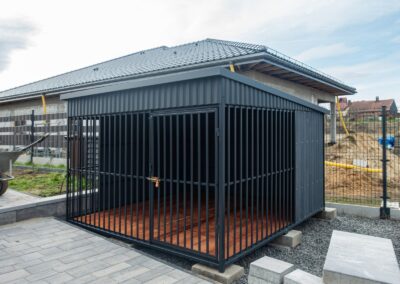 Kojec dla psa 2,5x2,5m z podłogą, częściowo zabudowany, kolor grafit Novi