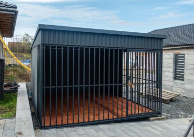 Kojec dla psa 2,5x2,5m z podłogą, częściowo zabudowany, kolor grafit 2