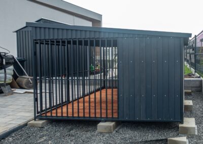 Kojec dla psa 2,5x2,5m z podłogą, częściowo zabudowany, kolor grafit 3