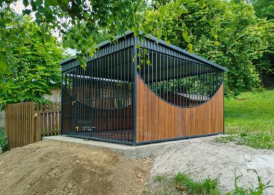 Kojec dla psa 3x3 w kolorach grafit i orzech z budą xxl, podłogą i miskami 1