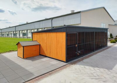 Kojec dla psów o wymiarach 6x3m z dwoma budami i ścianą działową 1 Emma