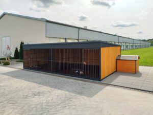 Kojec dla psów o wymiarach 6x3m z dwoma budami i ścianą działową 2 Emma