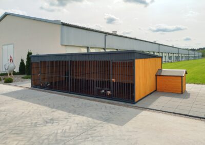 Kojec dla psów o wymiarach 6x3m z dwoma budami i ścianą działową 2 Emma