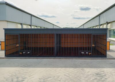 Kojec dla psów o wymiarach 6x3m z dwoma budami i ścianą działową 3 Emma