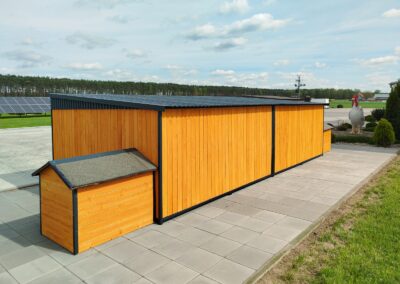 Kojec dla psów o wymiarach 6x3m z dwoma budami i ścianą działową 4 Emma