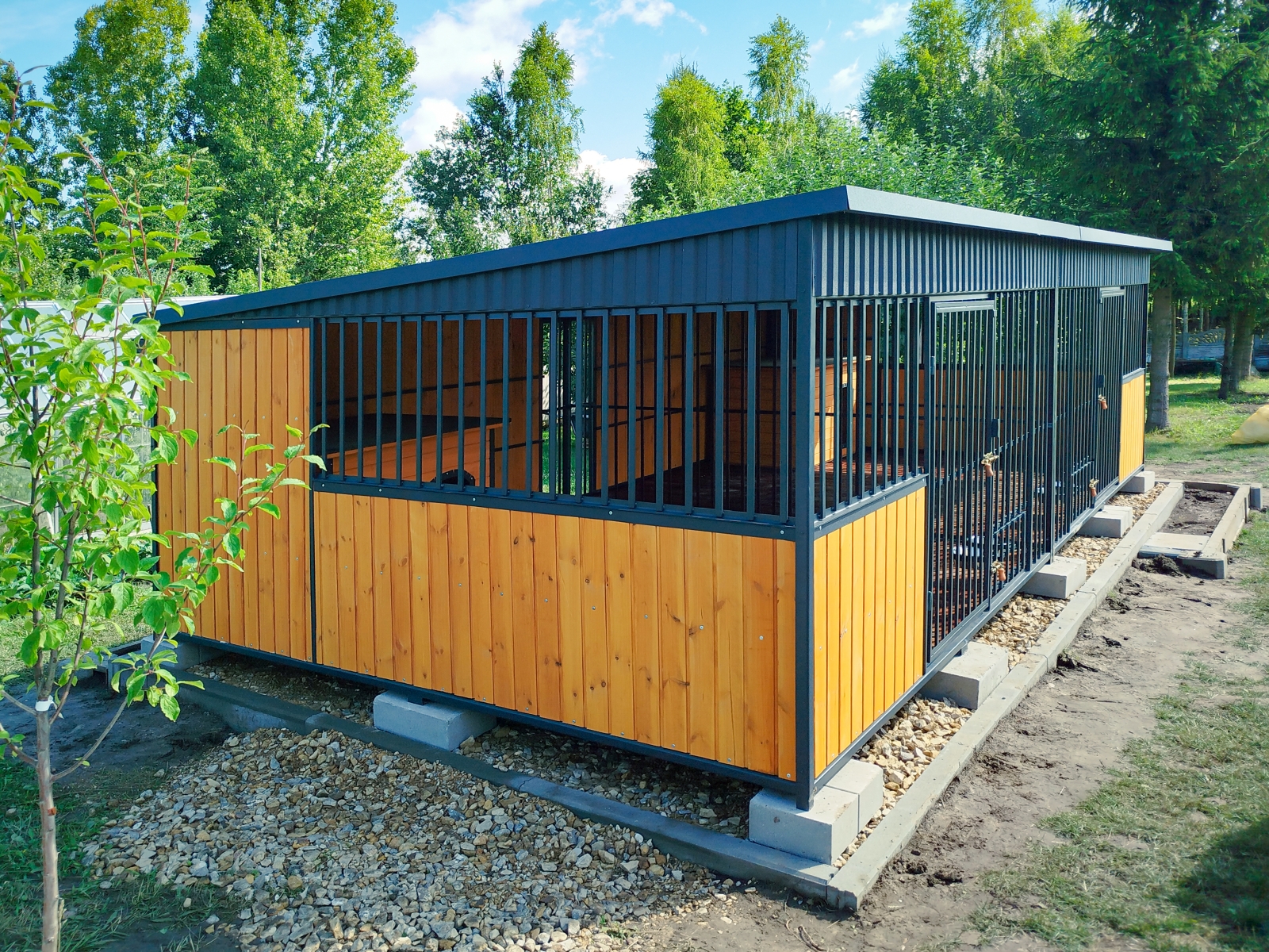 Kojec dla dwóch psów o wymiarach 6x3m i ścianą działową. Wariant Mix 2