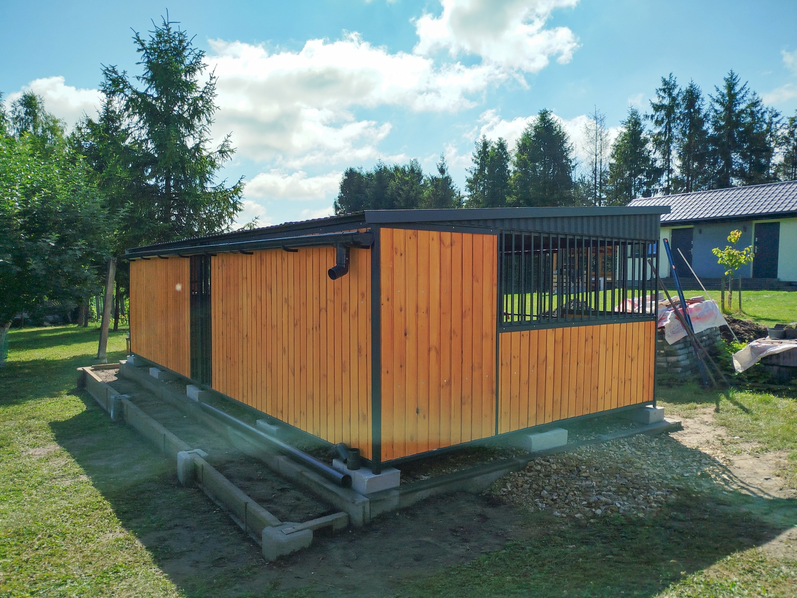 Kojec dla dwóch psów o wymiarach 6x3m i ścianą działową. Wariant Mix 3
