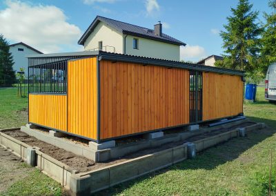 Kojec dla dwóch psów o wymiarach 6x3m i ścianą działową. Wariant Mix 4