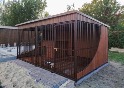 Kojec dla dużego psa 4x2,5m w kolorach brąz, orzech i dąb 1