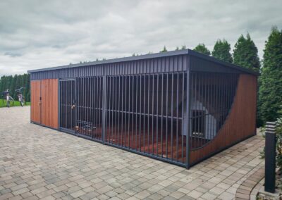 Kojec dla psa 6x3m ze schowkiem w kolorach orzech i grafit 1