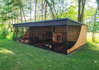 Kojec dla dwóch psów 6x3m z budami XL i ścianą działową TEAK