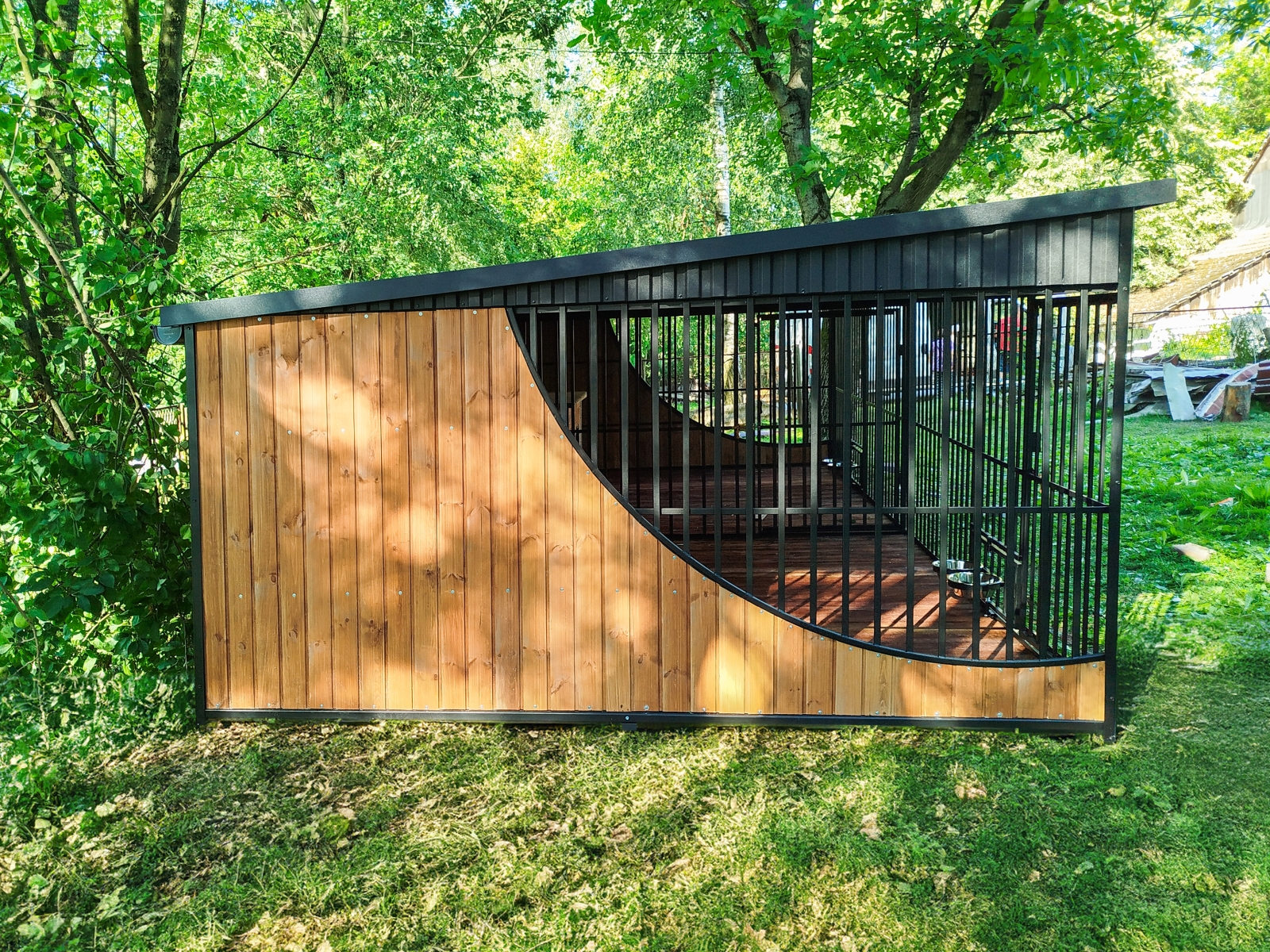 Kojec dla dwóch psów 6x3m z budami XL i ścianą działową TEAK 2