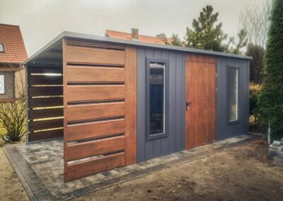 Domek narzędziowy 4m z wysuniętym zadaszeniem 1m i szerokości 3m. Model: Cerro