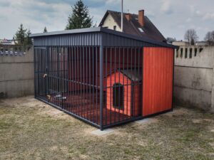 Kojec dla psa o wymiarach 3x2m z podłogą, miskami oraz budą XL, model: Rego