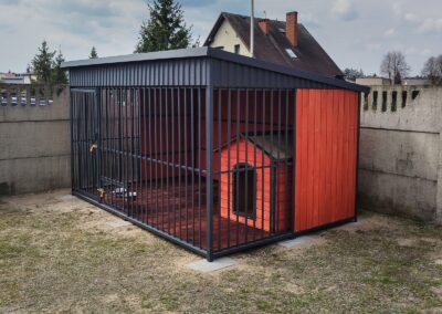 Kojec dla psa o wymiarach 3x2m z podłogą, miskami oraz budą XL, model: Rego