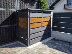 Schowek na 3 kosze na śmieci (3x 240L) w kolorze grafitowym z elementami drewnopodobnymi
