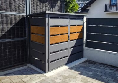 Schowek na 3 kosze na śmieci (3x 240L) w kolorze grafitowym z elementami drewnopodobnymi