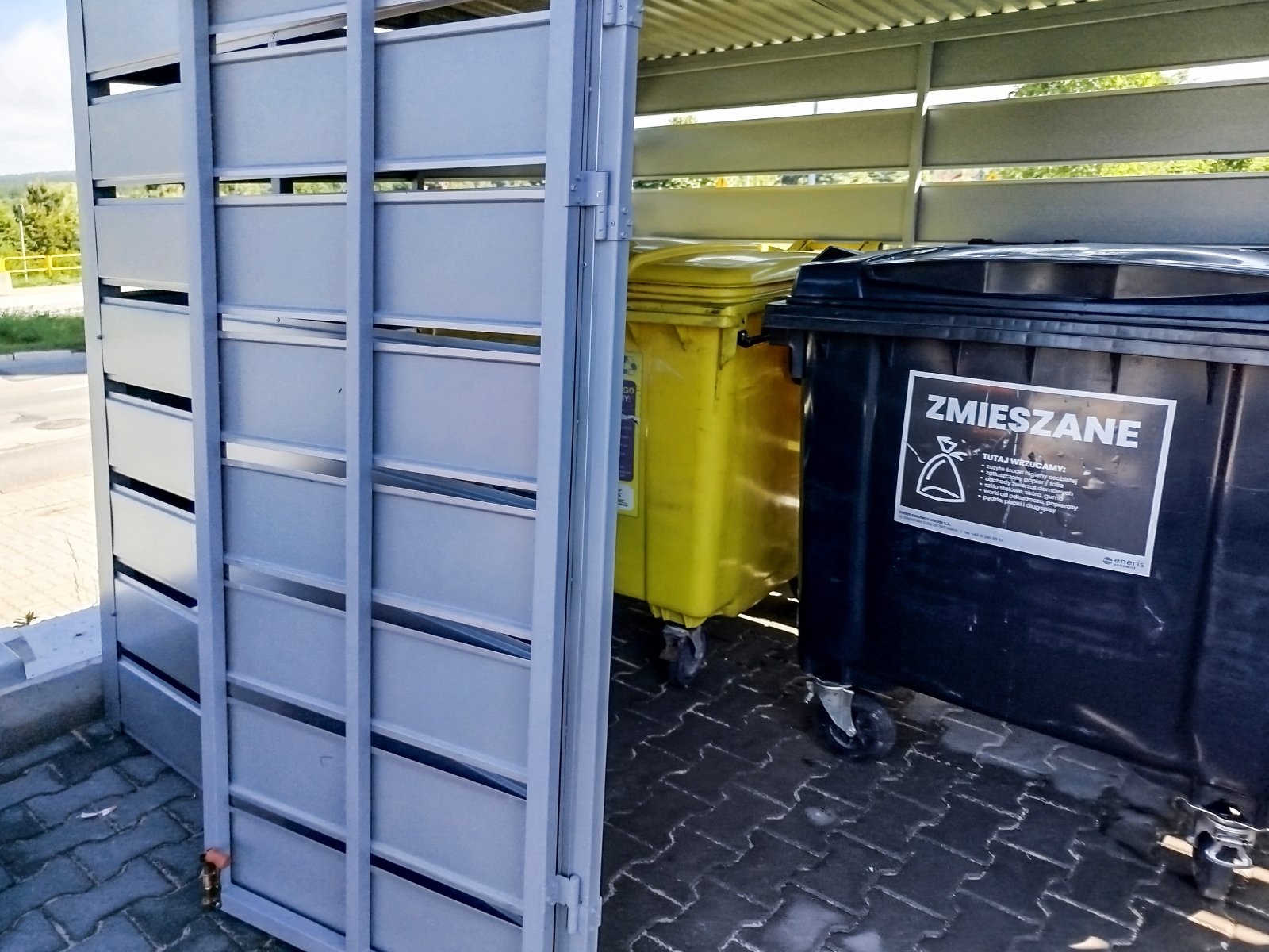 Wiata śmietnikowa w srebrnym kolorze z malowaną konstrukcją o wymiarach 5x2m