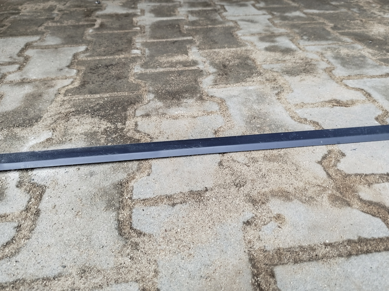 Wiata śmietnikowa o wymiarach 5x4m w panelowej zabudowie z blachy w kolorze matowy grafit z malowaną konstrukcją i niskim progiem