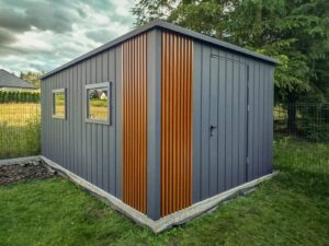Domek narzędziowy ogrodowy 3x4,5m z lamelami w kolorze dab, model Klis