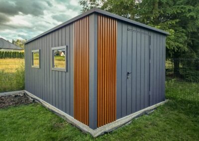 Domek narzędziowy ogrodowy 3x4,5m z lamelami w kolorze dab, model Klis