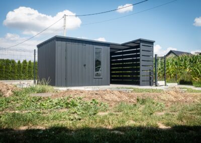 Domek narzędziowy 3x2m z wiatą 1,8x3,5m grafit w macie, model: Aspro