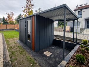 Domek narzędziowy 3x2m z wiatą 2m i kolorze grafit z lamelami w kolorze Dąb