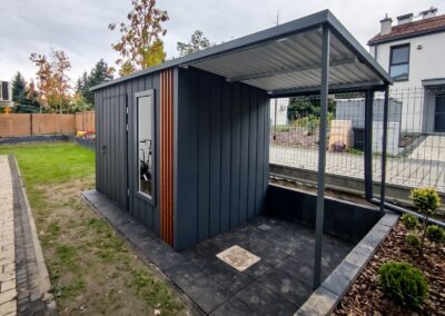 Domek narzędziowy 3x2m z wiatą 2m i kolorze grafit z lamelami w kolorze Dąb